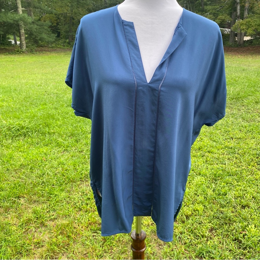 VINCE TOP BLOUSE BLUE SILK SHORT SLEEVE V-NECK BOXY SIZE S